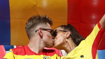 doi suporteri romani se saruta la un meci al nationalei