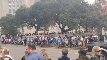 VIDEO: Sute de susținători QAnon s-au adunat în Dallas, în speranța că JFK Jr. învie și îl pune președinte pe Trump