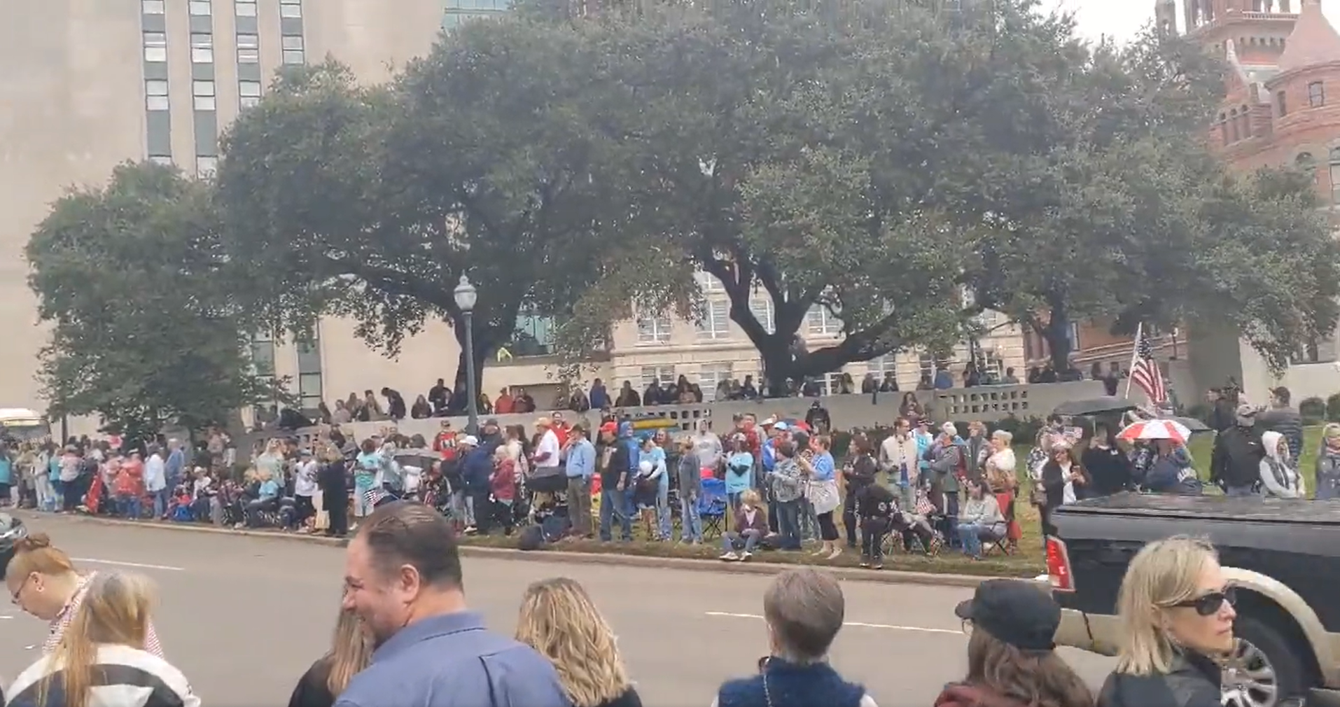 VIDEO: Sute de susținători QAnon s-au adunat în Dallas, în speranța că JFK Jr. învie și îl pune președinte pe Trump