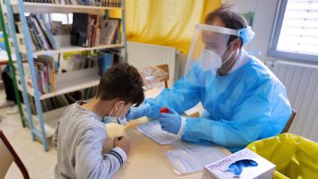 Ministrul Educaţiei: Primele teste de salivă sunt distribuite joi în teritoriu