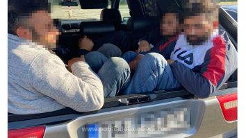 O femeie a fost prinsă în trafic transportând migranți ilegali. Alți 16 migranți, găsiți în garajul ei – GALERIE FOTO