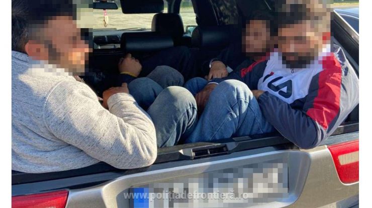 O femeie a fost prinsă în trafic transportând migranți ilegali. Alți 16 migranți, găsiți în garajul ei – GALERIE FOTO