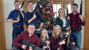 Congresmanul american Thomas Massie, criticat pentru fotografia cu armele în fața bradului de Crăciun