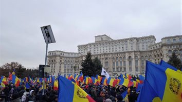 Incidente la protestul AUR anti-certificat COVID şi restricţii. Zeci de persoane forţează intrarea în Parlament