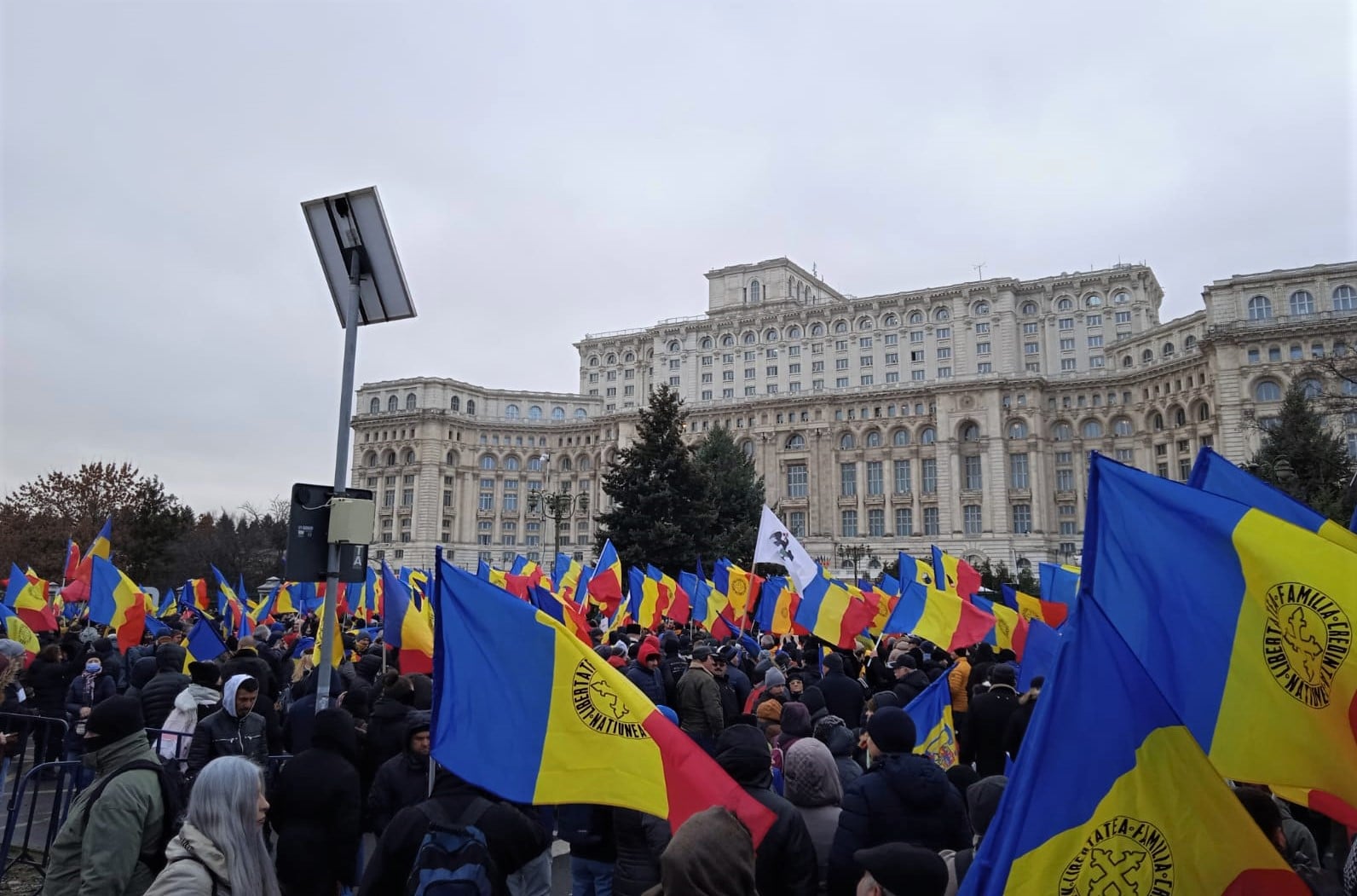 Incidente la protestul AUR anti-certificat COVID şi restricţii. Zeci de persoane forţează intrarea în Parlament