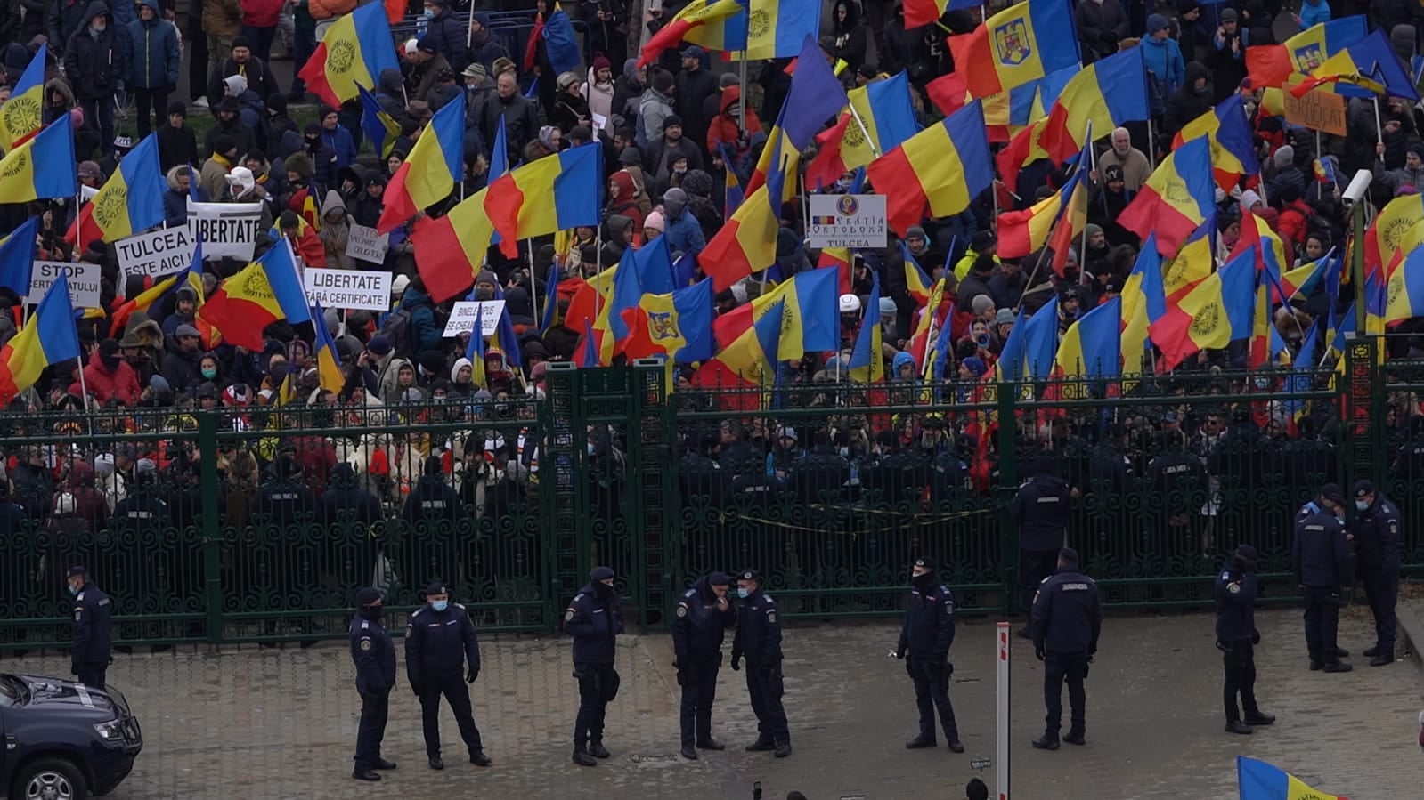 Istoria se repetă: Atacul asupra Capitoliului vs. Asaltul asupra Parlamentului României
