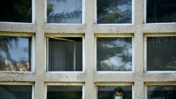 Mărturia primului român infectat cu tulpina Omicron: vecinii nu-l lasă să deschidă fereastra