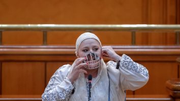 FOTO. Diana Șoșoacă a oferit imaginea zilei. A apărut în Parlament cu o botniță la gură