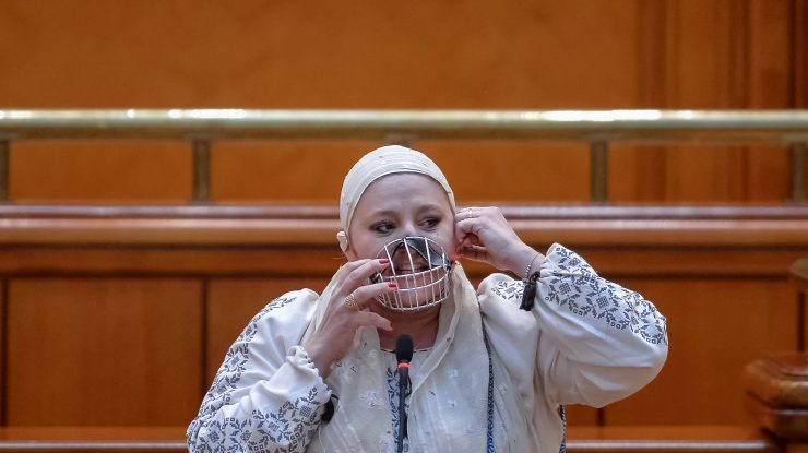 FOTO. Diana Șoșoacă a oferit imaginea zilei. A apărut în Parlament cu o botniță la gură