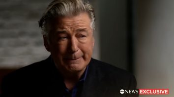 VIDEO. Alec Baldwin, în lacrimi la primul interviu după tragicul incident de pe platoul „Rust”: Nu am apăsat pe trăgaci