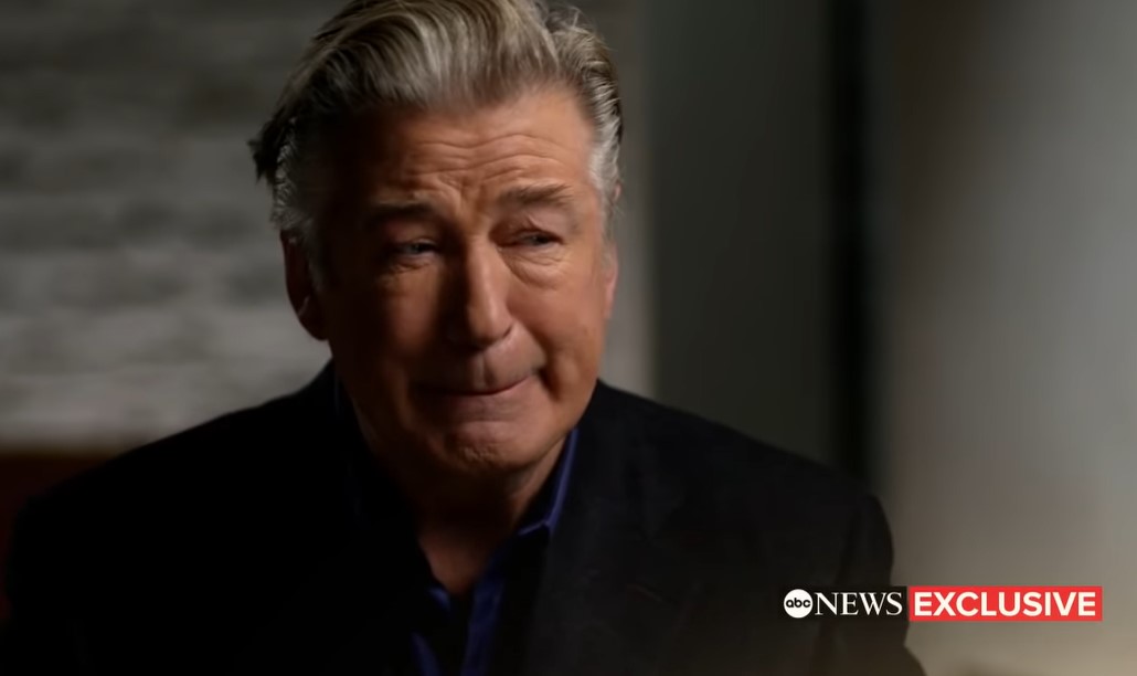 VIDEO. Alec Baldwin, în lacrimi la primul interviu după tragicul incident de pe platoul „Rust”: Nu am apăsat pe trăgaci