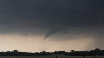 O furtună puternică traversează centrul SUA. A provocat cel puțin 19 tornade