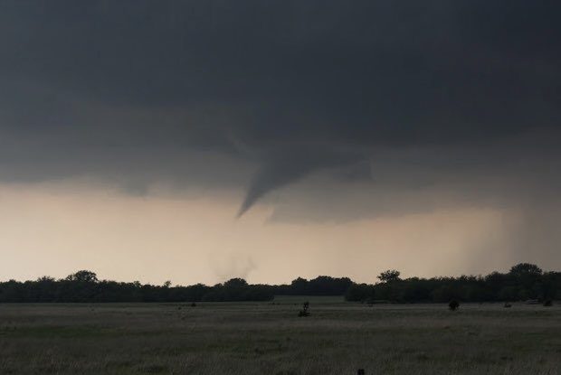 O furtună puternică traversează centrul SUA. A provocat cel puțin 19 tornade