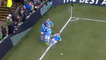 VIDEO. Momentul în care un jucător este lovit cu o doză de bere în timpul finalei Major League Soccer