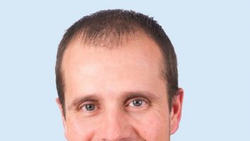 Episcopul căsătorit cu o autoare de fantasy erotic, destituit din funcție