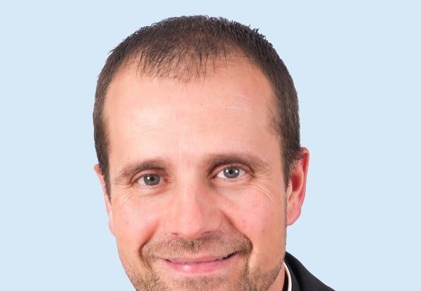 Episcopul căsătorit cu o autoare de fantasy erotic, destituit din funcție