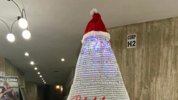 90.000 de lei amendă pentru bradul construit din deșeuri medicale la Palatul Copiilor