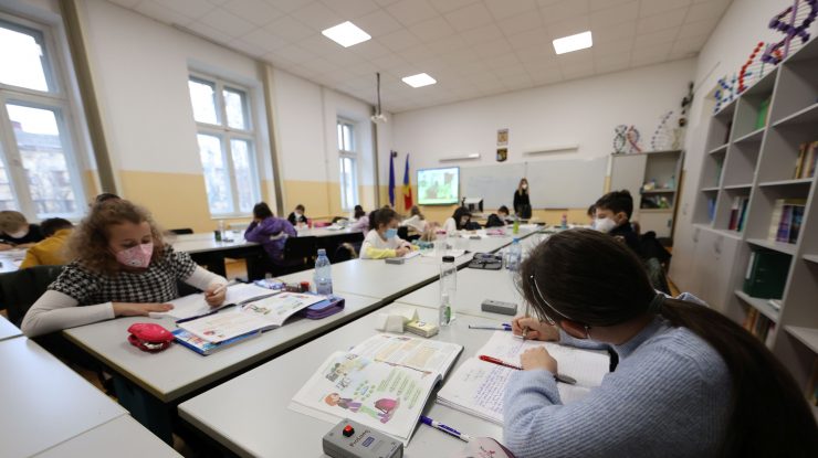 Caz șocant în Italia. Un profesor le povestește elevilor că merge prin discoteci ca să ia COVID