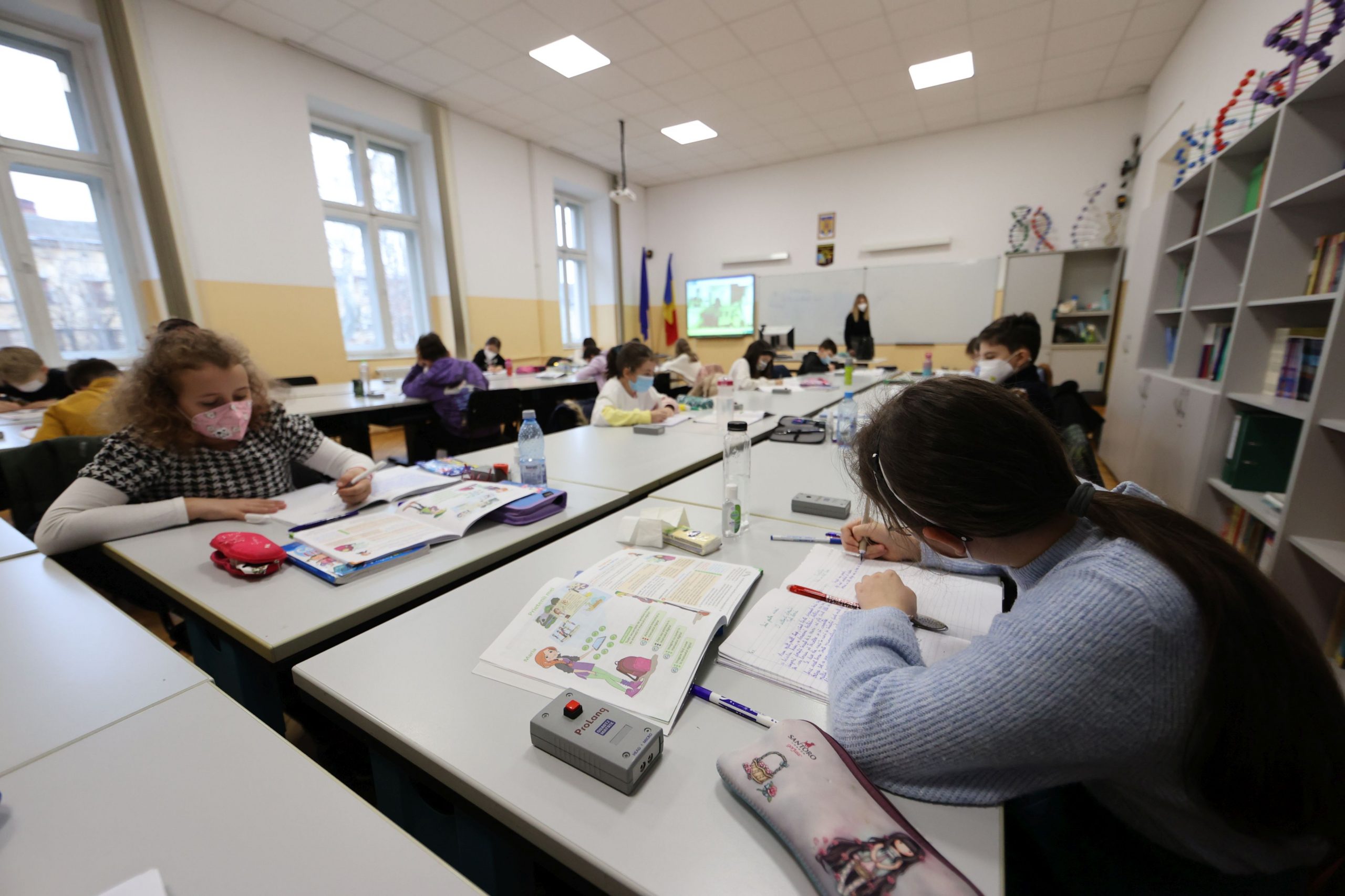 Caz șocant în Italia. Un profesor le povestește elevilor că merge prin discoteci ca să ia COVID