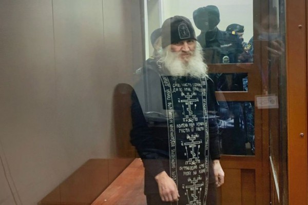 Un călugăr ortodox care a negat existența COVID a ajuns în închisoare pentru incitare la sinucidere