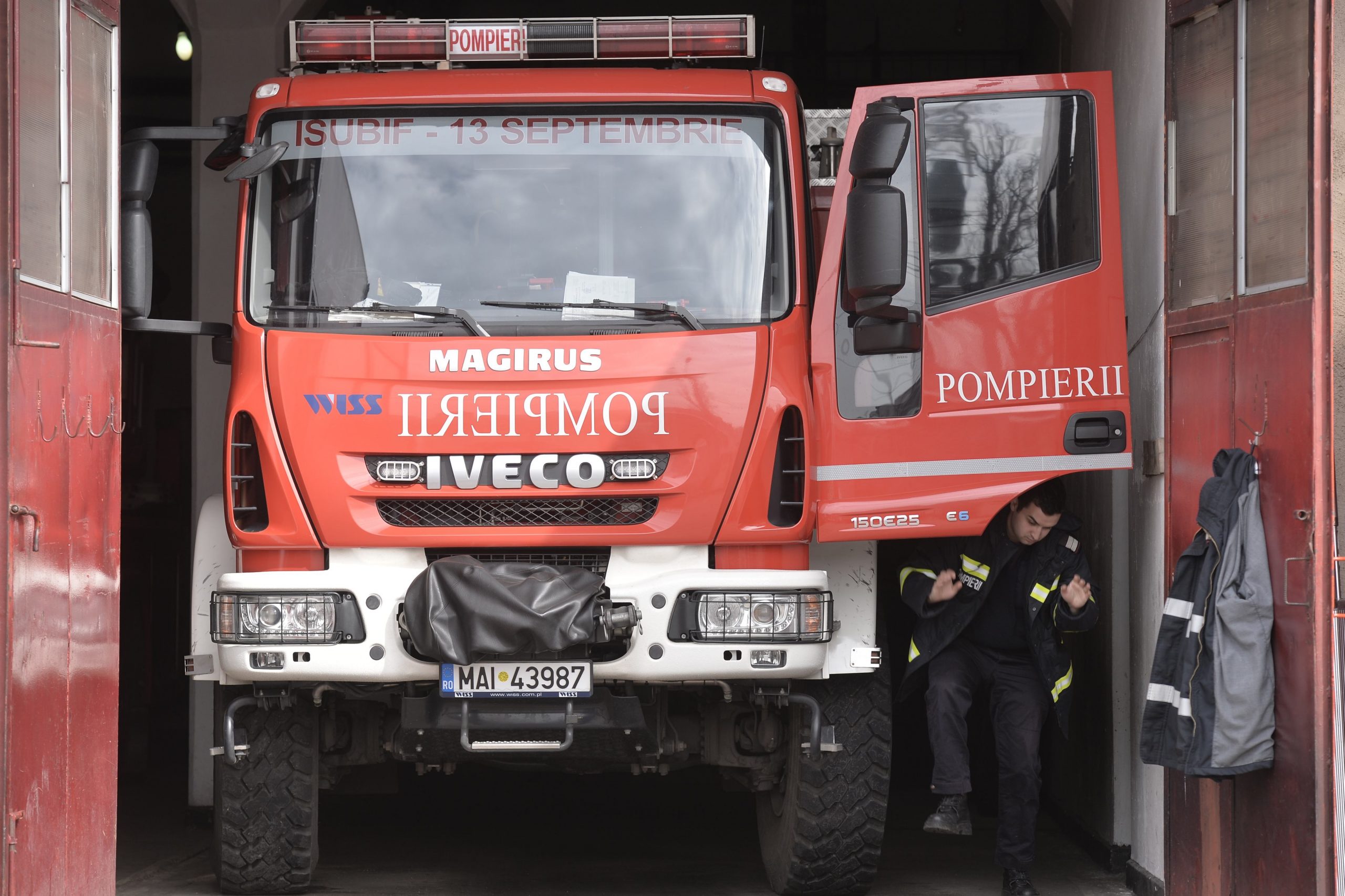 Şapte maşini incendiate în Bucureşti. Suspectul este un copil