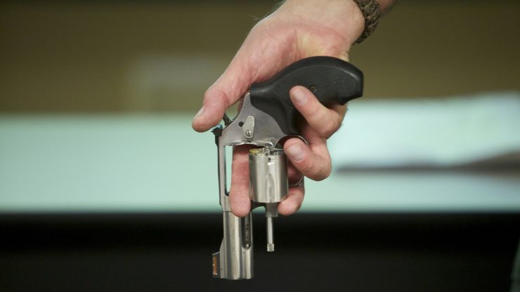 Un polițist din București și-a uitat arma în toaleta unei benzinării. S-a întors după ea, dar nu a mai găsit-o