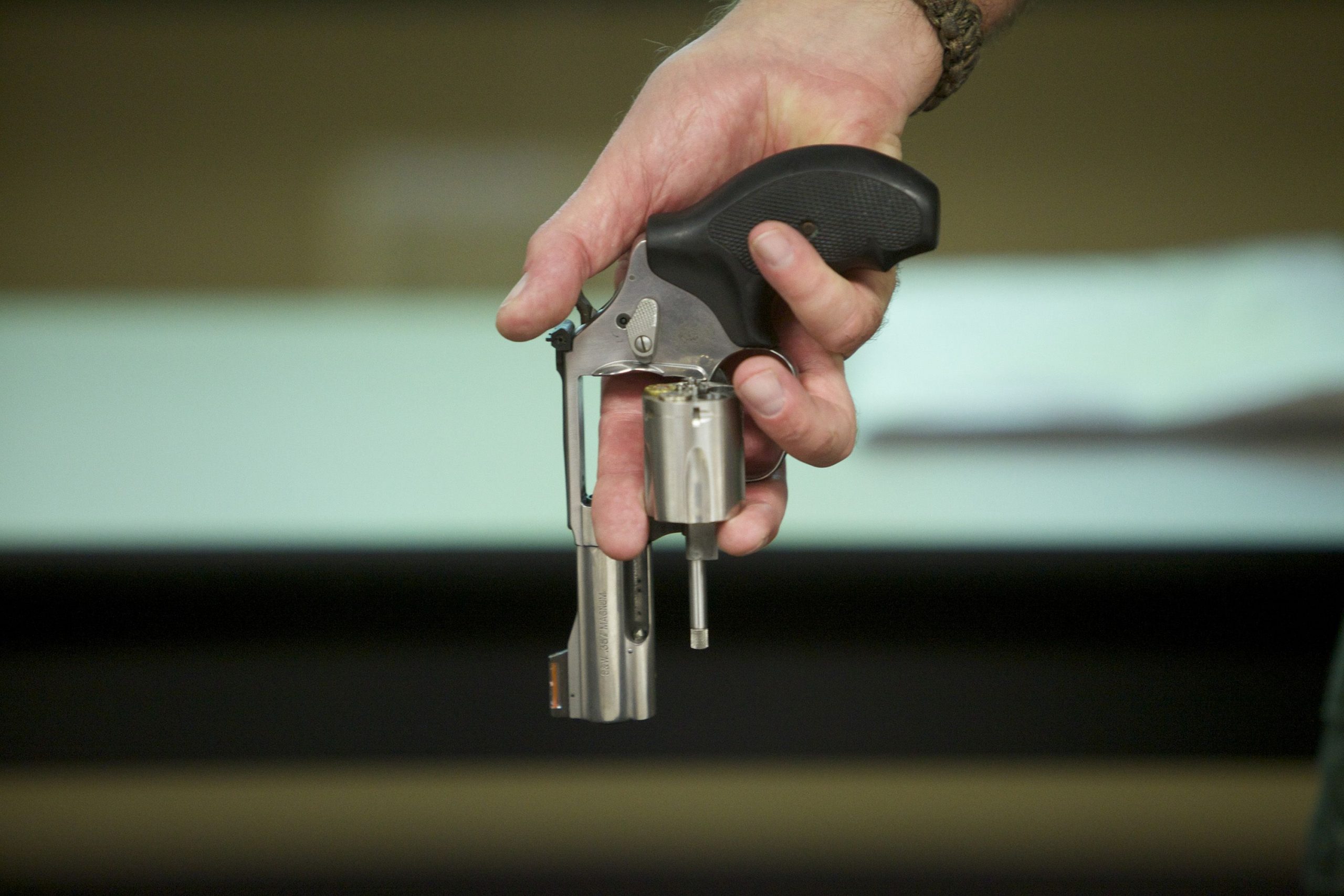 Un polițist din București și-a uitat arma în toaleta unei benzinării. S-a întors după ea, dar nu a mai găsit-o