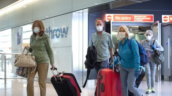 14 pasageri confirmați cu Omicron veniți din Africa de Sud, au fost vaccinați