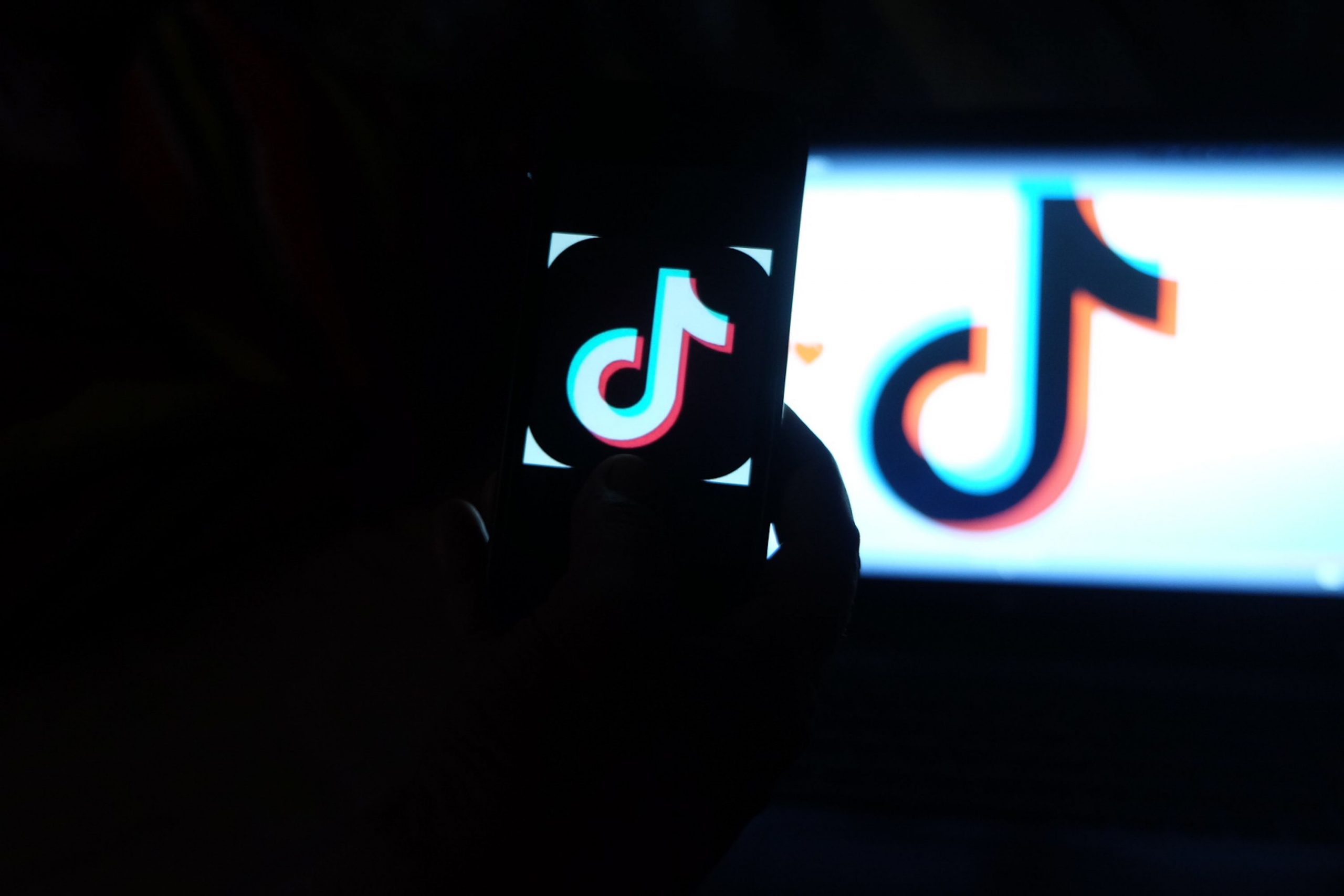 STUDIU. TikTok sugerează conținut despre tulburări de alimentație și automutilare pentru noile conturi de adolescenți în câteva minute