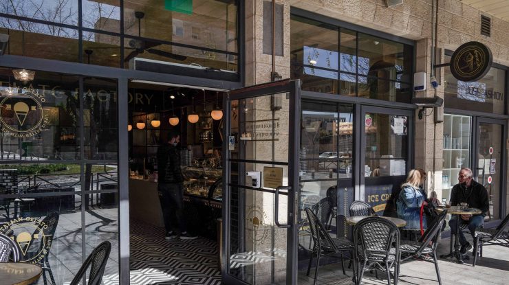 Cafenelele olandeze cu canabis înregistrează o creștere a afacerilor în timpul pandemiei COVID-19