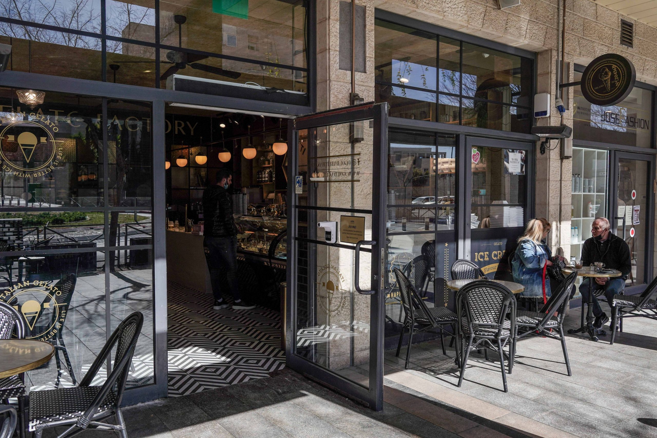 Cafenelele olandeze cu canabis înregistrează o creștere a afacerilor în timpul pandemiei COVID-19