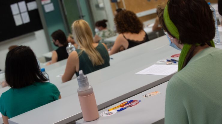 75 de elevi au fost izolați după ce un copil infectat cu Covid-19 a fost trimis la școală