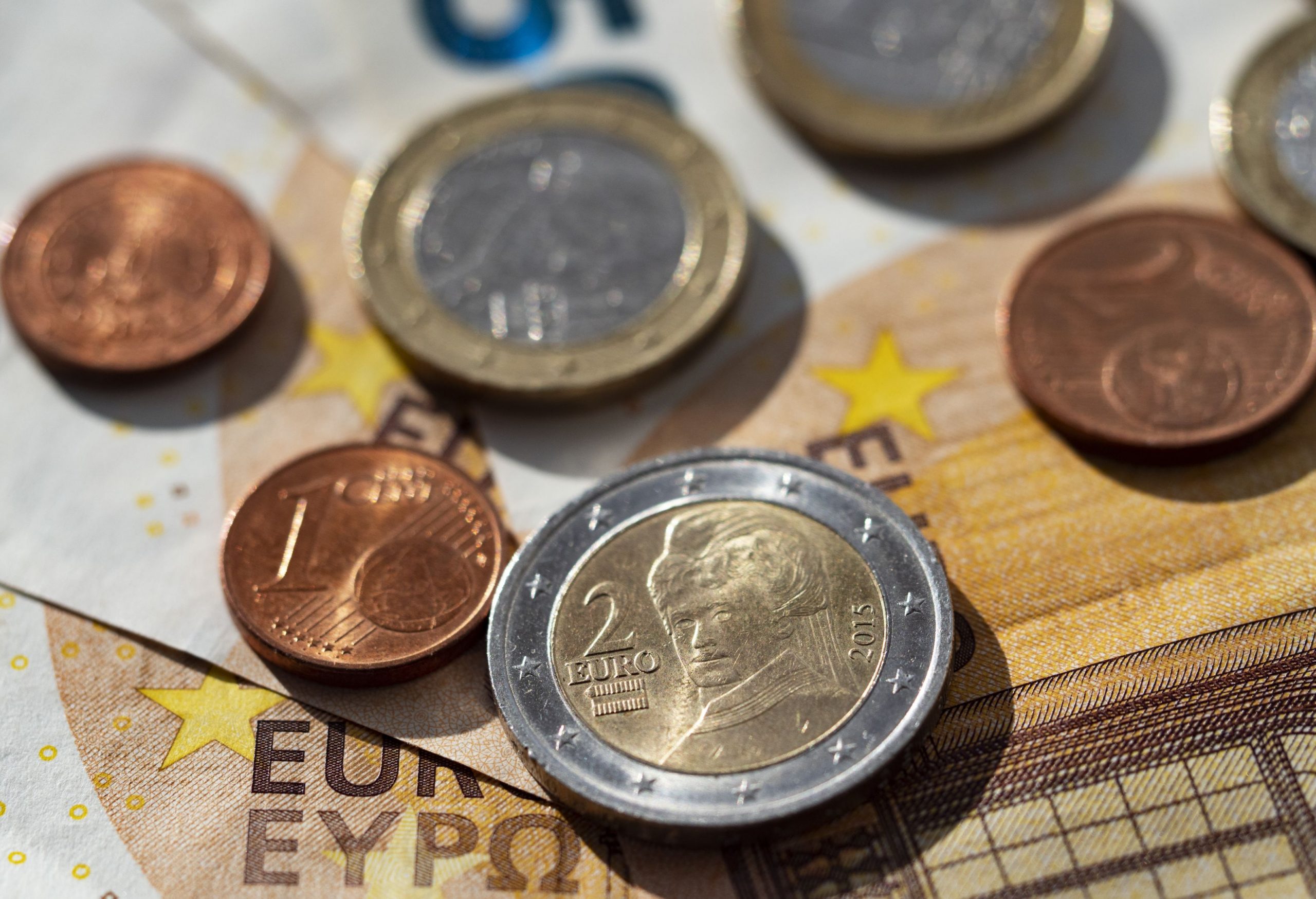 77% din cetăţenii României vor adoptarea monedei euro