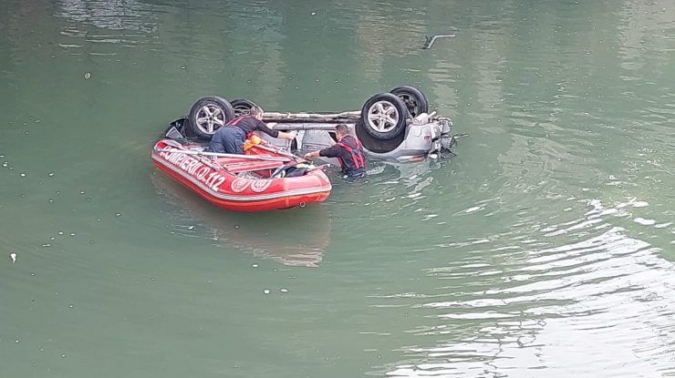 Un bărbat a murit după ce mașina în care se afla a plonjat de pe Podul Ciurel din București în râul Dâmbovița