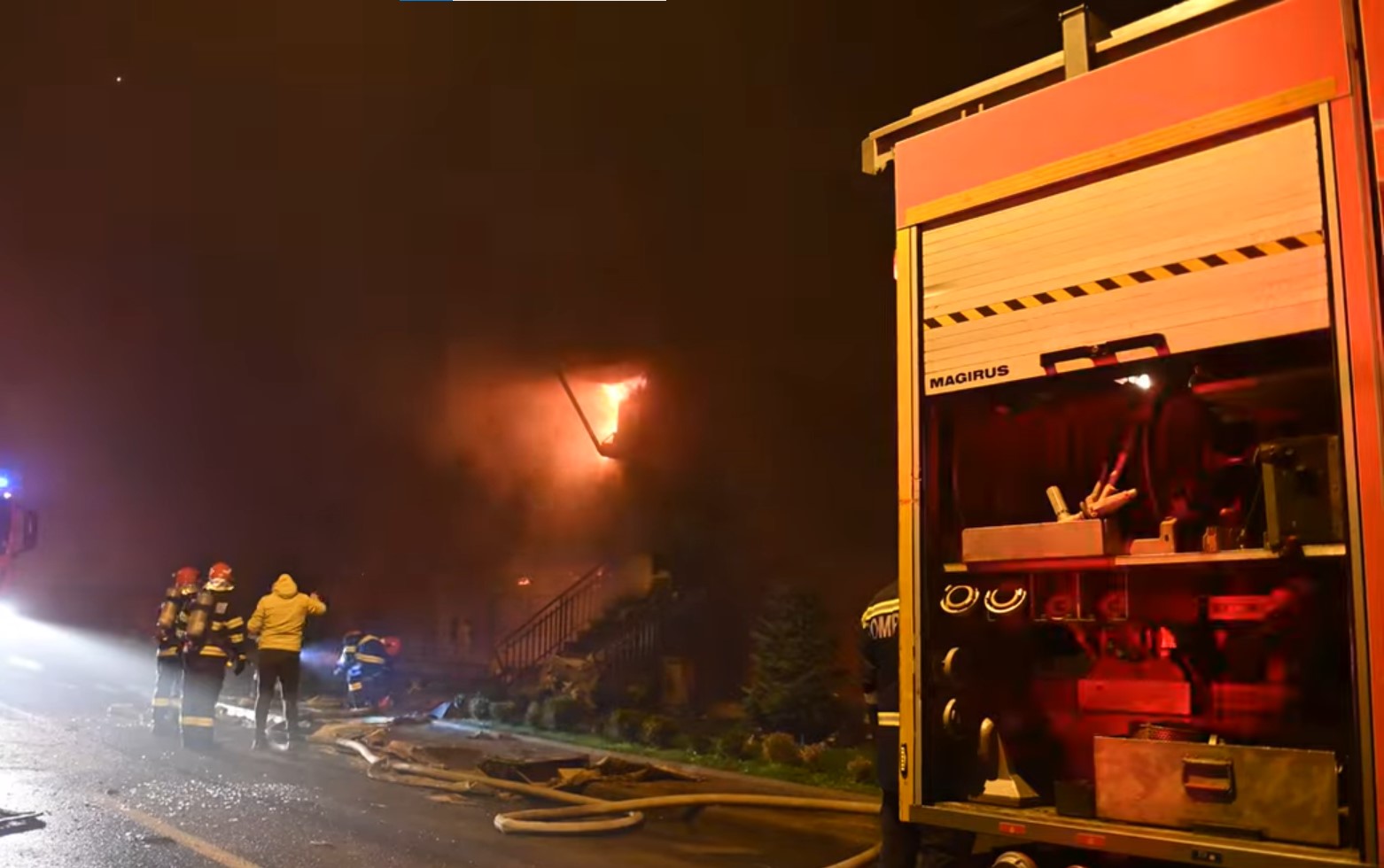 Incendiu de proporții într-un bloc din Constanța. 250 de persoane au fost evacuate