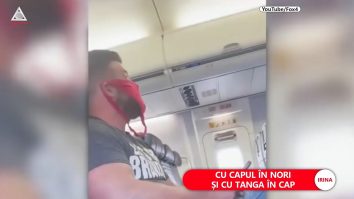 Un bărbat care purta chiloți tanga pe post de mască a fost dat jos din avion
