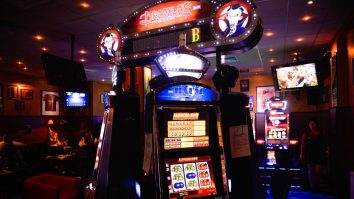 O româncă a sedus online un italian, l-a convins să îi trimită 130.000 de euro și a pierdut banii la păcănele