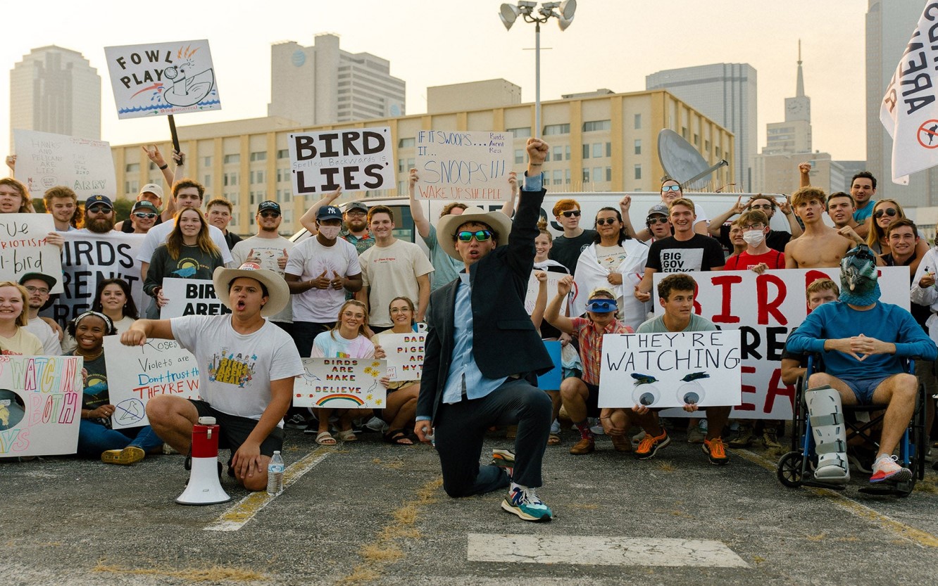 Păsările nu sunt reale, dar Roman e ministru