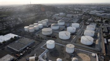 Prețul petrolului coboară la 74 de dolari/baril. Predomină îngrijorările legate de Omicron