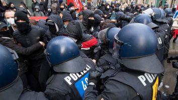 Germanii au ieşit în stradă, nemulţumiţi de noile restricţii: „Spuneți NU vaccinării obligatorii”