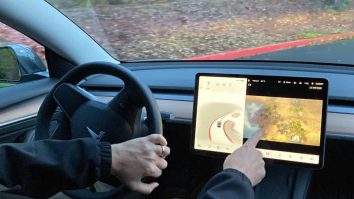Șoferii de Tesla nu se vor mai putea juca în timpul mersului
