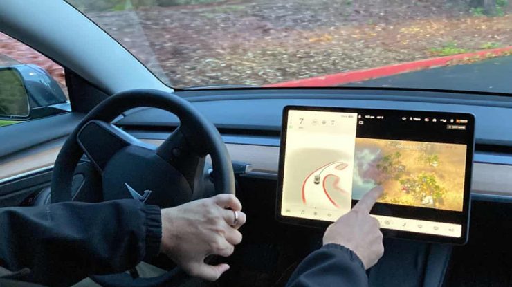 Șoferii de Tesla nu se vor mai putea juca în timpul mersului
