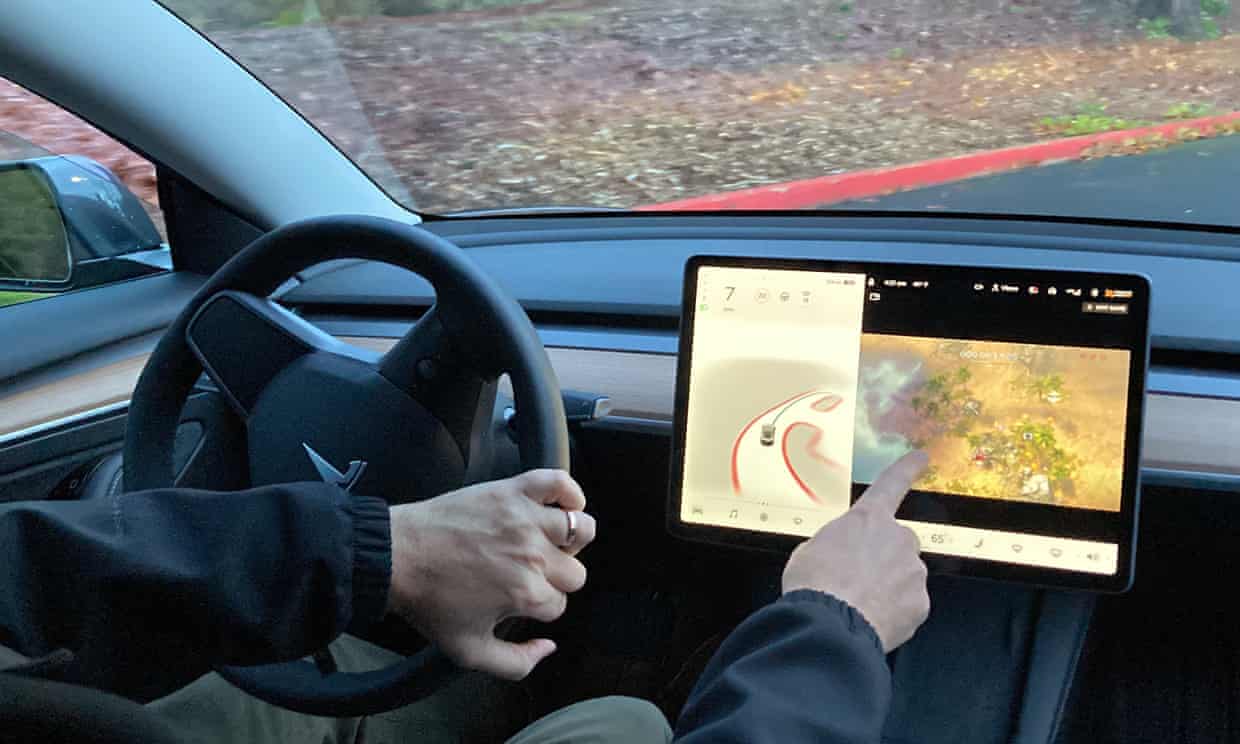 Șoferii de Tesla nu se vor mai putea juca în timpul mersului