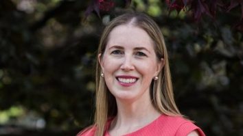 O expertă epidemiolog a primit o cană personalizată prin curier: „Nu mă pot opri din râs”