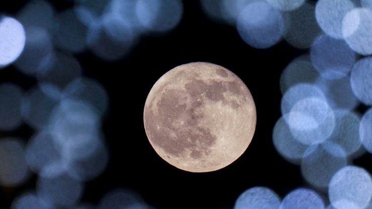 China a descoperit urme de apă pe Lună din două surse diferite