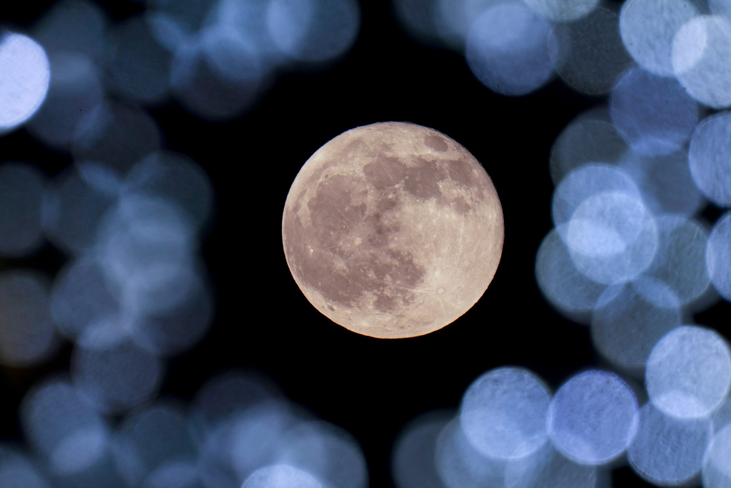 China a descoperit urme de apă pe Lună din două surse diferite