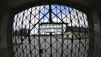 O turistă olandeză, arestată după ce a făcut salutul nazist în fața lagărului de la Auschwitz