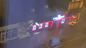 Un copil în cărucior, purtat de viscol spre șosea din faţa unei săli de păcănele