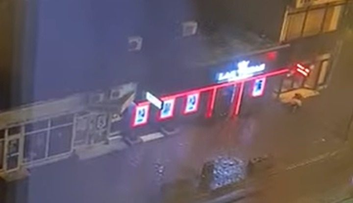 Un copil în cărucior, purtat de viscol spre șosea din faţa unei săli de păcănele