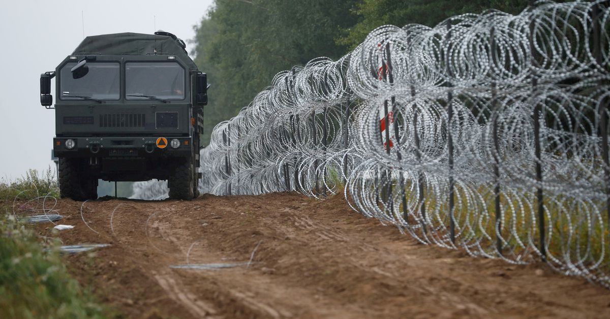 Polonia construiește un zid pentru a bloca migranții